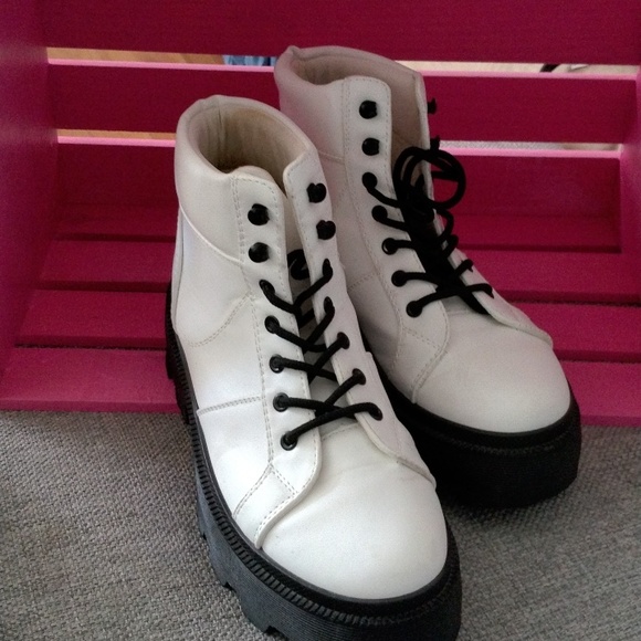 3 pairs of shoes - Picture 2 of 9